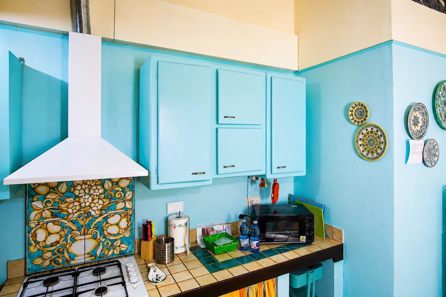 Cucina attrezzata con maioliche